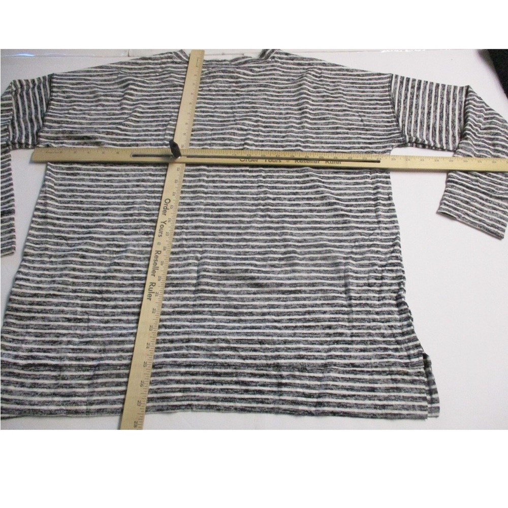 Striped V-Neck top. Womans XXL - Picture 4 of 8